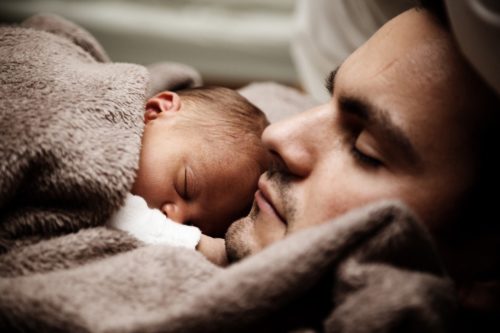 Mann mit Baby Männerbild