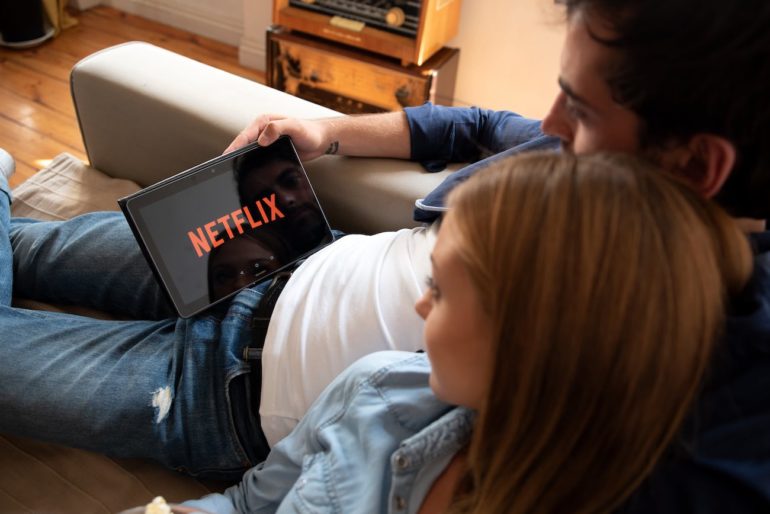 Paar auf der Couch beim Netflix gucken