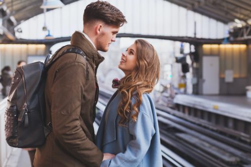 Pärchen an einem Bahnsteig