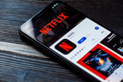 Smartphone mit Netflix App