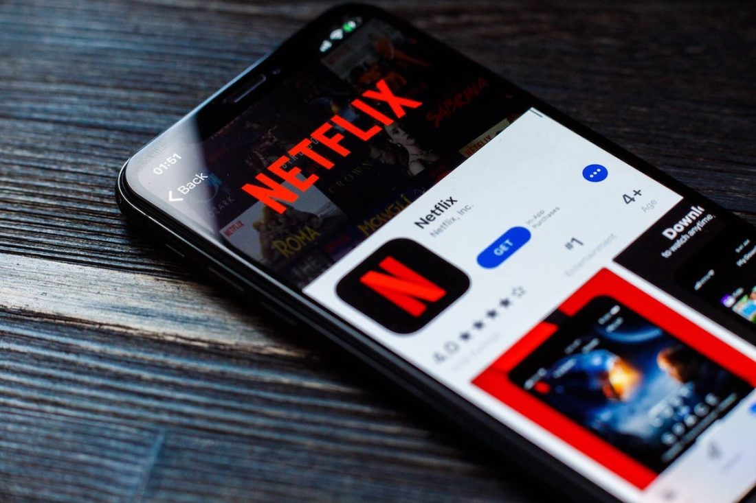 Smartphone mit Netflix App